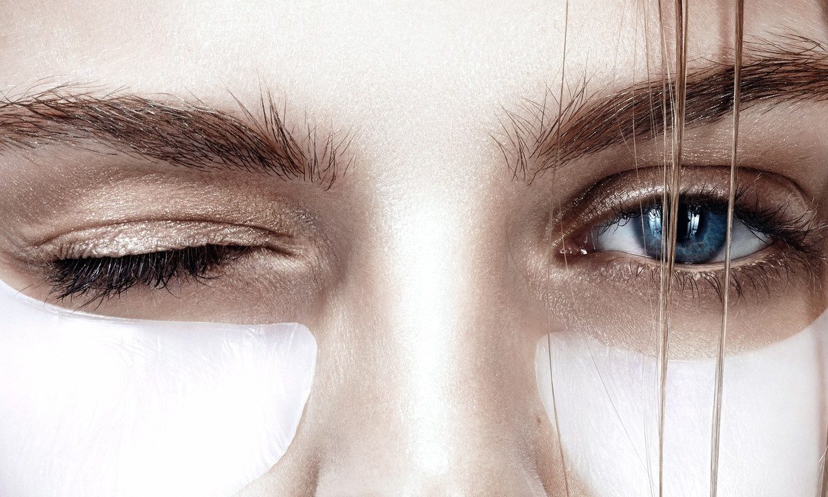 jak dbać o skórę wokół oczu